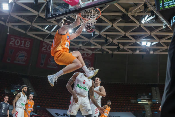 他在接球时 他在接球时